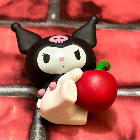 Hello Kitty And Friends Kuromi vinyl figure - Picture 2 of 5